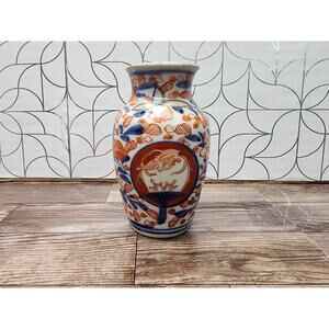 Small Antique Japanese Imari Vase dating from the 19th Century, 13 cm